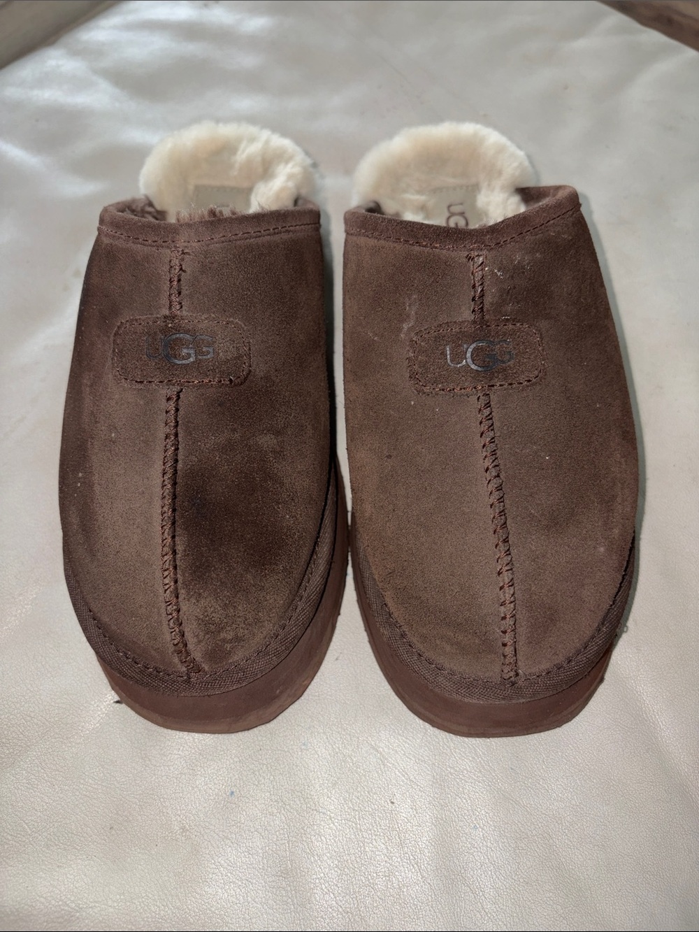 UGG WOMEN’S BROWN SLIDES
